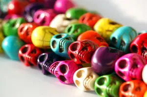 1 Strand Medium MULTI COLORED Stone Skulls  18mm  how0322